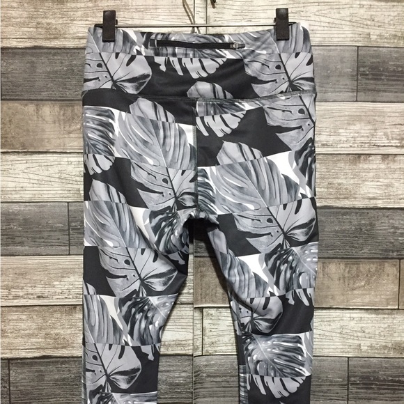 Nike Dri Fit Floral Crop Capri Leggings Women’s L Black Gray (Inseam 20) - Picture 7 of 10